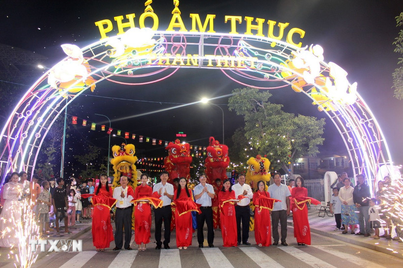 Lãnh đạo tỉnh, thành phố cắt băng khai trương Phố ẩm thực Phan Thiết. (Ảnh: Hồng Hiếu/TTXVN)