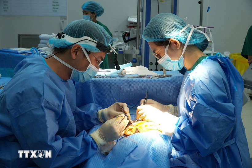 Bác sỹ Bệnh viện Quân y 175 (TP Hồ Chí Minh) thực hiện phẫu thuật vi phẫu tái tạo lưỡi cho bệnh nhân ung thư. (Ảnh: TTXVN phát)