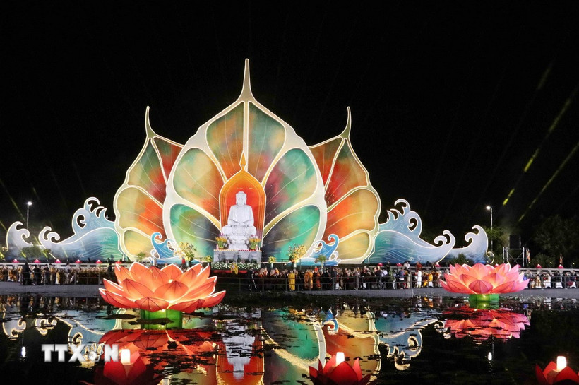 Quang cảnh nơi làm lễ thắp nến cầu nguyện hòa bình. (Ảnh: Xuân Khu/TTXVN)