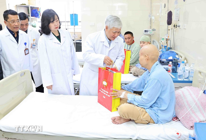 Chủ tịch Ủy ban Trung ương Mặt trận Tổ quốc Việt Nam Đỗ Văn Chiến và Bộ trưởng Bộ Y tế Đào Hồng Lan trao quà, động viên bệnh nhi điều trị tại Bệnh viện K. (Ảnh: Minh Đức/TTXVN)