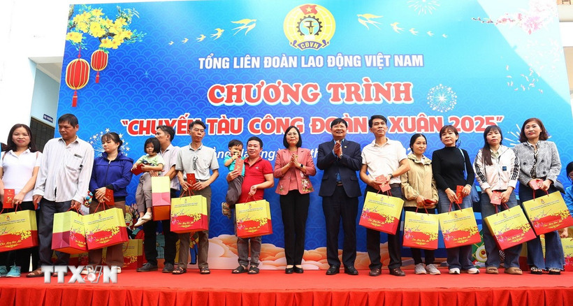 Trao tặng vé tàu khứ hồi và quà cho công nhân về quê đón Tết. (Ảnh: Đức Hạnh/TTXVN)