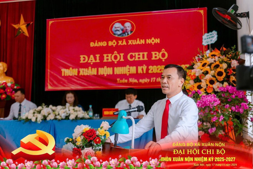 Bí thư Đảng ủy xã Xuân Nộn, huyện Đông Anh, thành phố Hà Nội Hoàng Văn Ân phát biểu chỉ đạo tại Đại hội Chi bộ thôn Xuân Nộn, nhiệm kỳ 2025-2027. (Ảnh: TTXVN)