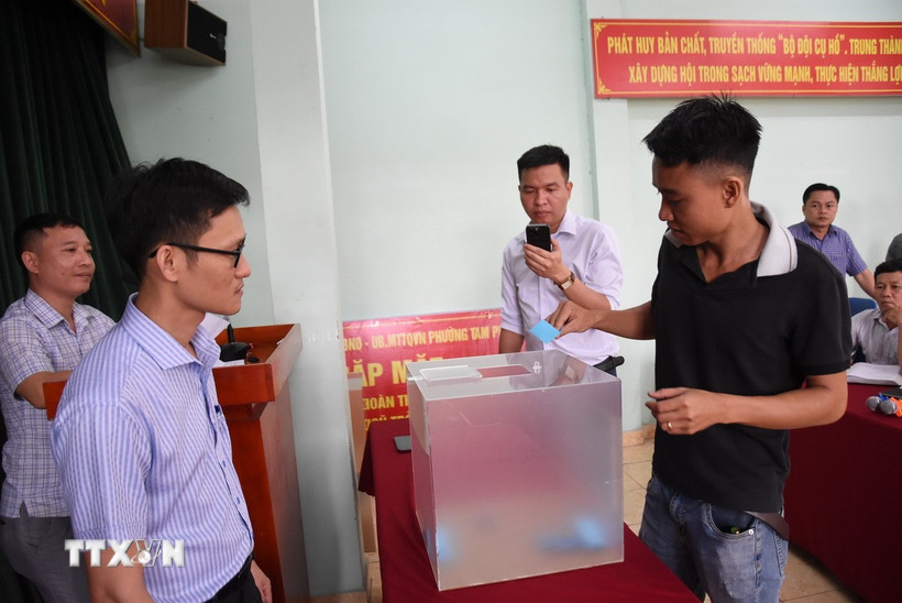 Người dân thành phố Biên Hòa bốc thăm vị trí đất tái định cư. (Ảnh: Công Phong/TTXVN)