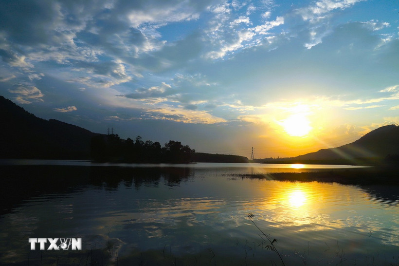 Hoàng hôn trên lòng hồ Xuân Dương. (Ảnh: Xuân Tiến/TTXVN)