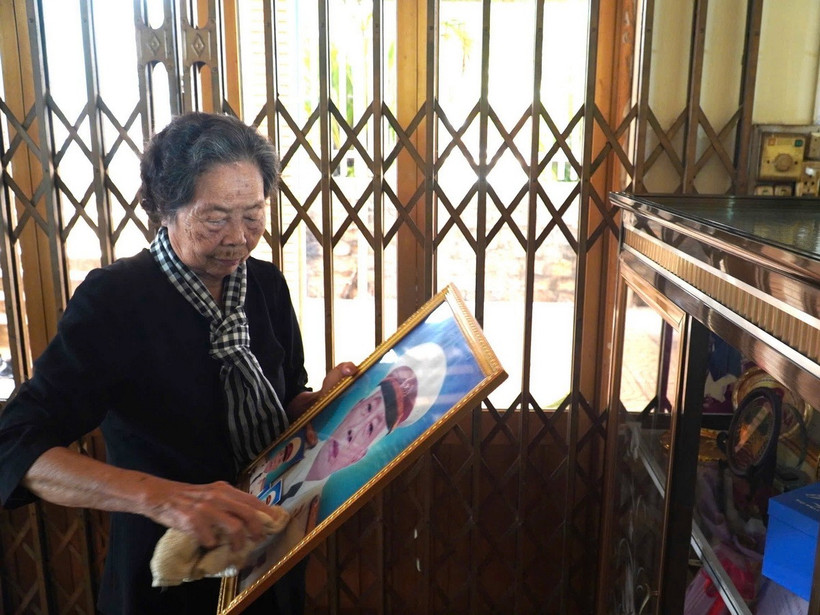 Bà là Huỳnh Thị Minh Tuyết (sinh năm 1942, ngụ tại thị xã Phước Long, Bình Phước), nguyên nữ Đội trưởng Đội biệt động Bà Rá trong cuộc kháng chiến chống Mỹ. (Ảnh: K GỬIH/TTXVN)