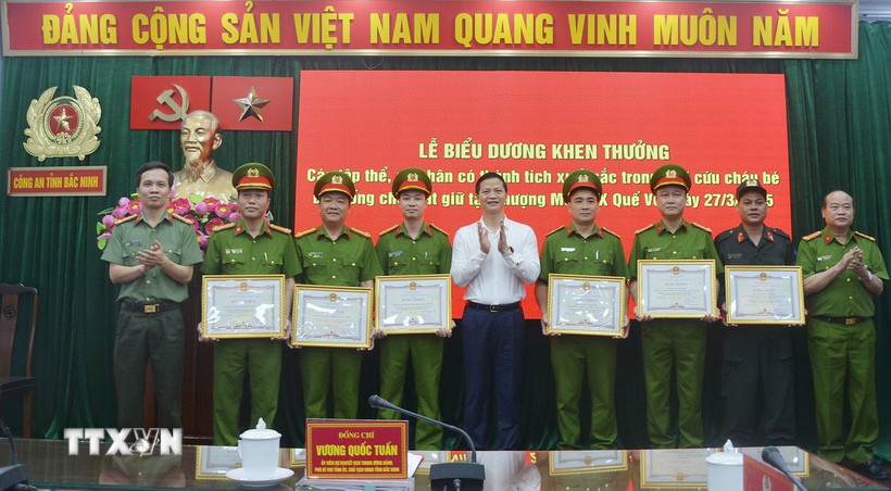 Chủ tịch Ủy ban Nhân dân tỉnh Bắc Ninh Vương Quốc Tuấn (áo trắng) trao Bằng khen cho các tập thể, cá nhân. (Ảnh: Thanh Thương/TTXVN)