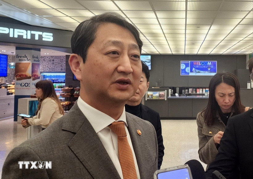 Bộ trưởng Thương mại và Công nghiệp Hàn Quốc Ahn Duk-geun phát biểu với báo giới tại Washington, DC. (Ảnh: Yonhap/TTXVN)