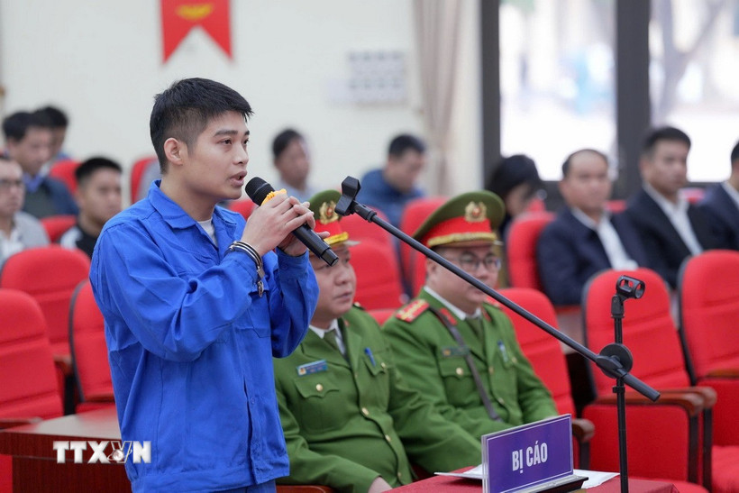 Bị cáo Phạm Ngọc Tuấn (cầm đầu nhóm bị cáo) khai báo tại phiên tòa. Ảnh: Kim Anh /TTXVN)