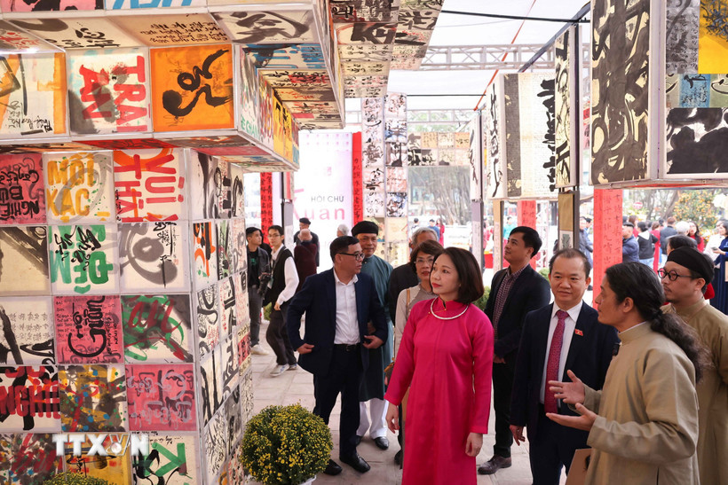 Phó Chủ tịch Ủy ban Nhân dân thành phố Hà Nội Vũ Thu Hà cùng các đại biểu tham quan triển lãm thư pháp 'Thực học.' (Ảnh: Thanh Tùng/TTXVN)