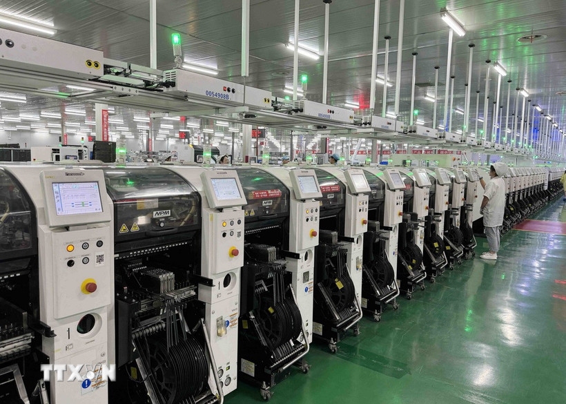 Dây chuyền sản xuất đèn LED của Công ty TNHH Cổ phần khoa học công nghệ quang điện Hoa Kiệt tỉnh Sơn Tây, Trung Quốc. (Ảnh: Công Tuyên/TTXVN)