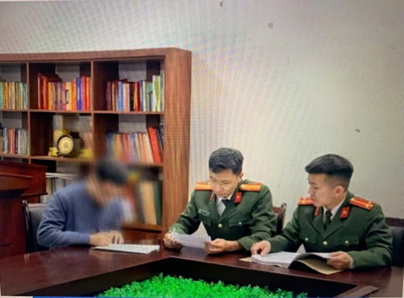 Giám đốc Công ty TNHH Giáo dục Thái Hòa CEP làm việc với cơ quan Công an. (Nguồn: báo Công an Nhân dân)