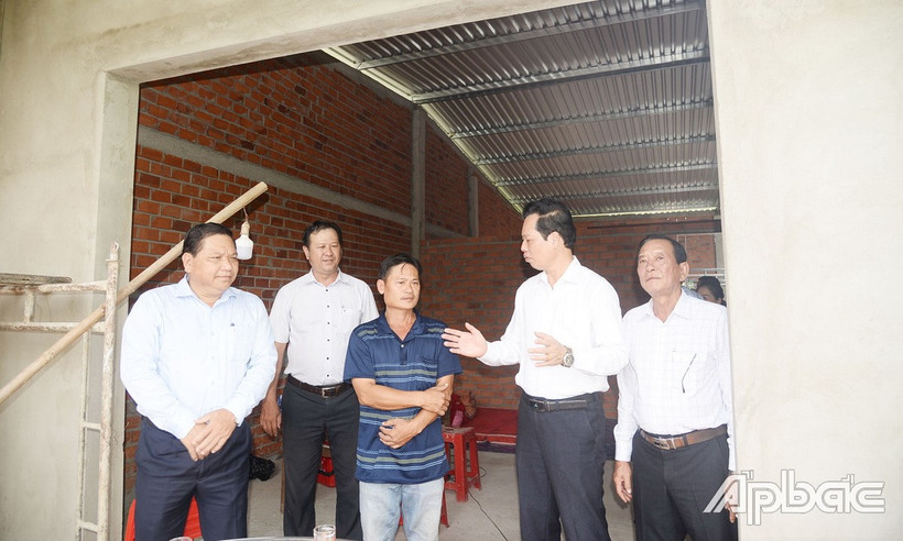 Phó Chủ tịch Ủy ban Nhân dân tỉnh Tiền Giang Nguyễn Thành Diệu kiểm tra thực tế công tác xây dựng nhà ở, xóa nhà tạm, nhà dột nát tại thị trấn Bình Phú, huyện Cai Lậy, tỉnh Tiền Giang. (Nguồn: Ấp Bắc)