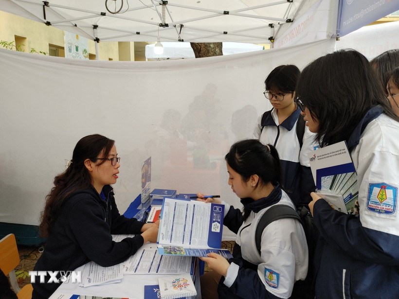 Học sinh Trường Trung học phổ thông Nguyễn Gia Thiều, quận Long Biên, thành phố Hà Nội, tìm hiểu thông tin tuyển sinh của các trường đại học. (Ảnh: Nguyễn Cúc/TTXVN)