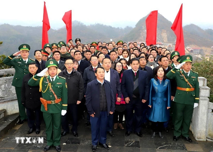 Bộ trưởng, Chủ nhiệm Ủy ban Dân tộc, Bí thư Tỉnh ủy Hà Giang Hầu A Lềnh cùng đoàn công tác thực hiện nghi thức chào cờ tại Cột cờ Quốc gia Lũng Cú, huyện Đồng Văn. (Ảnh: TTXVN phát)