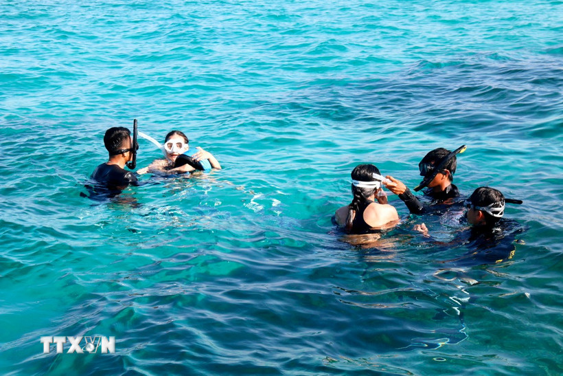 Đội ngũ huấn luyện viên hướng dẫn du khách lặn biển ngắm san hô tại khu vực Bãi Cạn, huyện đảo Phú Quý, tỉnh Bình Thuận. (Ảnh: Nguyễn Thanh/TTXVN)