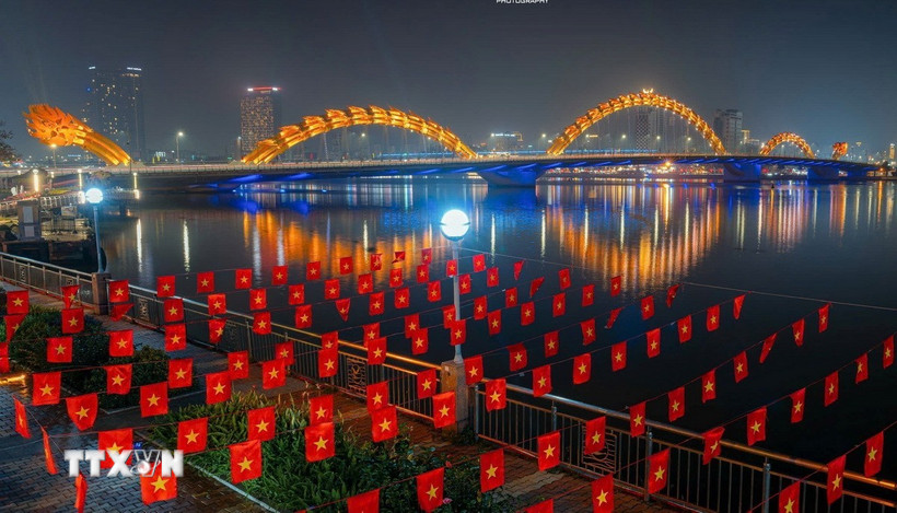 Bên hai bờ cầu Rồng, thành phố Đà Nẵng, được trang trí phố hoa, rực rỡ sắc màu vào đêm. (Ảnh: Văn Dũng/TTXVN)