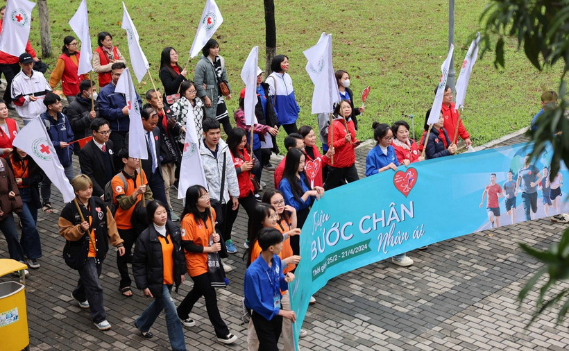 Đại biểu cán bộ, hội viên, tình nguyện viên Chữ thập Đỏ cùng sinh viên đi bộ hưởng ứng ngay sau phát động Chiến dịch "Triệu Bước chân nhân ái." (Ảnh: Thanh Tùng/TTXVN)