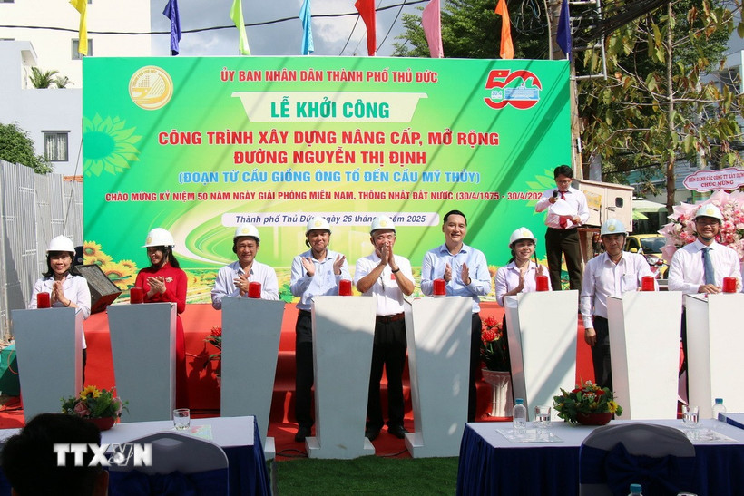 Các đại biểu thực hiện nghi thức khởi công mở rộng đường Nguyễn Thị Định, thành phố Thủ Đức, Thành phố Hồ Chí Minh. (Ảnh: Tiến Lực/TTXVN)