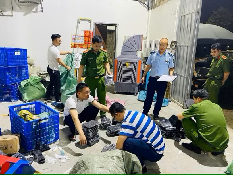 Lực lượng chức năng tiến hành kiểm tra đối với Công ty TNHH thương mại và Xuất nhập khẩu quốc tế Vĩnh Phát. (Nguồn: TTXVN)