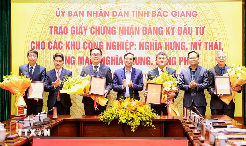 Lễ trao giấy chứng nhận đầu tư hạ tầng khu công nghiệp tại tỉnh Bắc Giang. (Ảnh: Danh Lam/TTXVN)