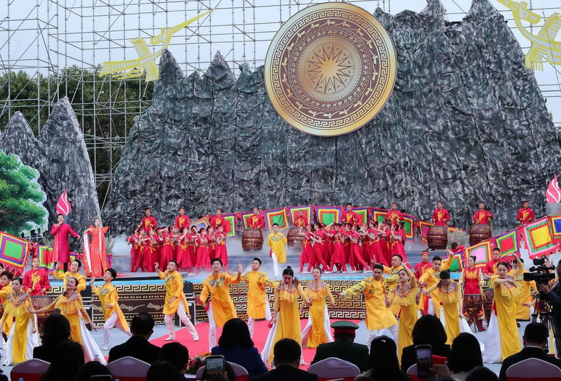 Chương trình nghệ thuật khai hội Đền Hai Bà Trưng năm 2025. (Ảnh: Trọng Đức/TTXVN)