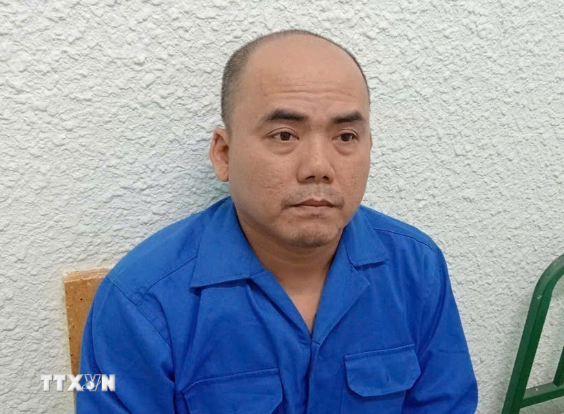 Chiếc xe khách bị lật nghiêng. (Ảnh: TTXVN phát)