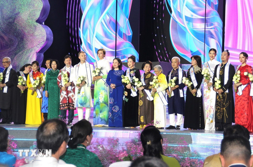 Phó Chủ tịch nước Võ Thị Ánh Xuân (áo dài xanh dương) tặng hoa cho các Đại sứ của Lễ hội áo dài Thành phố Hồ Chí Minh lần thứ 11. (Ảnh: Mỹ Phương/TTXVN)