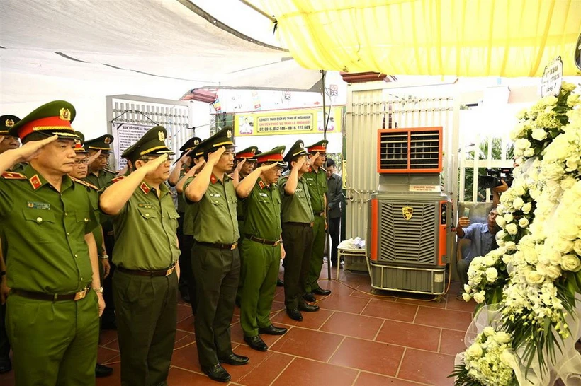 Thứ trưởng Nguyễn Văn Long cùng Đoàn công tác Bộ Công an viếng Thiếu tướng Nguyễn Đăng Khải. (Nguồn: Cổng thông tin Điện tử Công an tỉnh Tuyên Quang)