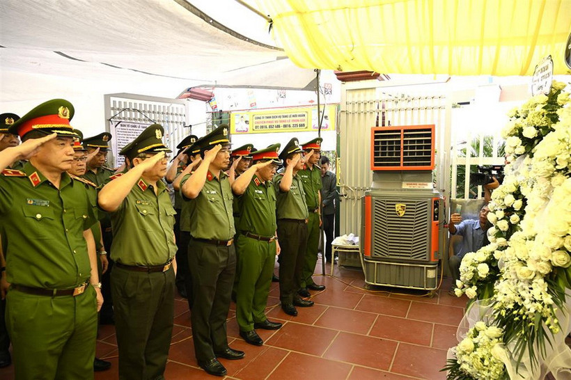 Thứ trưởng Nguyễn Văn Long cùng Đoàn công tác Bộ Công an viếng Thiếu tướng Nguyễn Đăng Khải. (Nguồn: Cổng thông tin Điện tử Công an tỉnh Tuyên Quang)