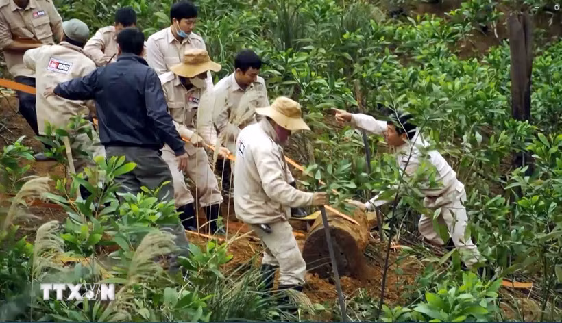 Nhân viên Tổ chức MAG tiến hành xử lý bom sót lại sau chiến tranh tại các địa phương trong tỉnh Quảng Bình. (Ảnh: TTXVN phát)