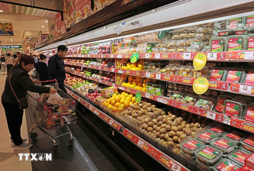 Khách chọn mua trái cây tại siêu thị Aeon Long Biên, Hà Nội. (Ảnh: Trần Việt/TTXVN)