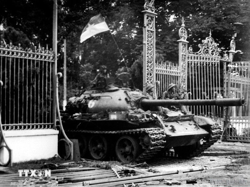 Xe tăng Quân giải phóng tiến vào Dinh Độc Lập, trưa 30/4/1975. Cách mạng Việt Nam đã hoàn thành thắng lợi mục tiêu giải phóng miền Nam, thống nhất đất nước. (Ảnh: Trần Mai Hưởng/TTXVN)