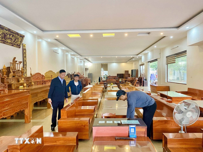 Khách hàng tham quan, mua sắm đồ gỗ nội thất tại làng mộc Thái Yên, huyện Đức Thọ, tỉnh Hà Tĩnh. (Ảnh: Hữu Quyết/TTXVN)