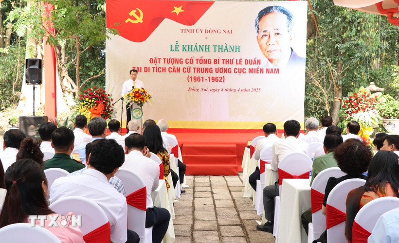 Ông Vũ Hồng Văn, Bí thư Tỉnh ủy Đồng Nai phát biểu tại lễ khánh thành, đặt tượng cố Tổng Bí thư Lê Duẩn. (Ảnh: Công Phong/TTXVN)
