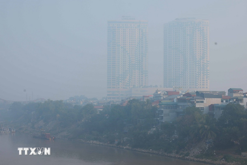 Các tòa nhà tại quận Long Biên (Hà Nội) chìm trong làn sương mù và bụi do ô nhiễm. (Ảnh: Hoàng Hiếu/TTXVN)