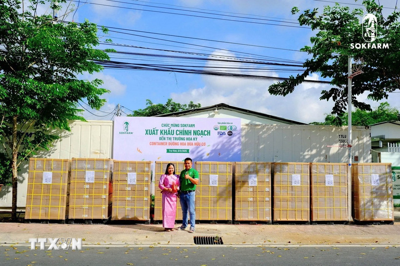 Giám đốc Sokfarm Thạch Thị Chal Thi và Giám đốc điều hành Sokfarm Phạm Đình Ngãi cùng lô hàng chuẩn bị xuất khẩu sang Mỹ. (Ảnh: TTXVN phát)