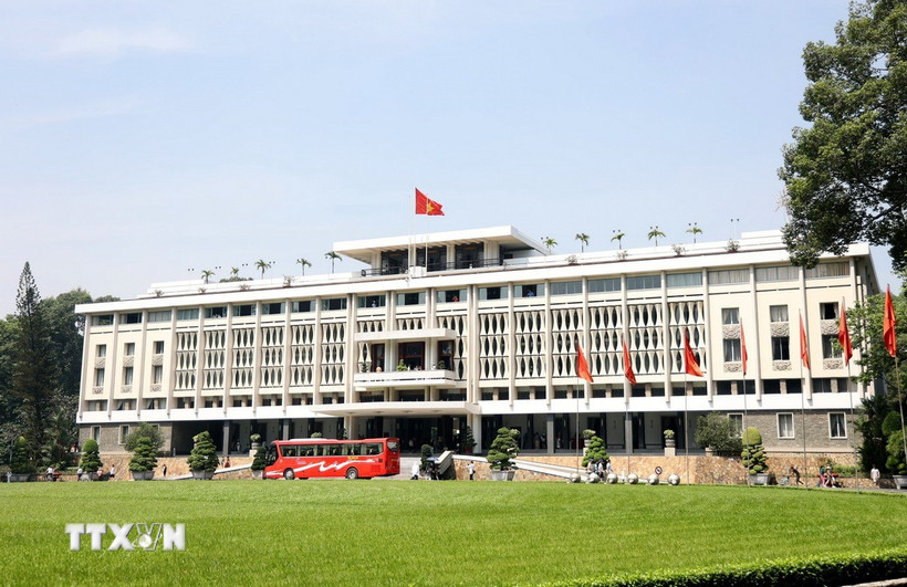 Dinh Độc Lập là Di tịch lịch sử đặc biệt quốc gia. Trước năm 1975, Dinh là nơi sinh sống và làm việc của Tổng thống miền Nam Việt Nam. Ngày 30/4/1975, lá cờ chiến thắng của Mặt trận Dân tộc Giải phóng được cắm lên nóc Dinh Độc Lập, đánh dấu sự thắng lợi của Chiến dịch Hồ Chí Minh giải phóng miền Nam, thống nhất đất nước. (Ảnh: Hồng Đạt/TTXVN)
