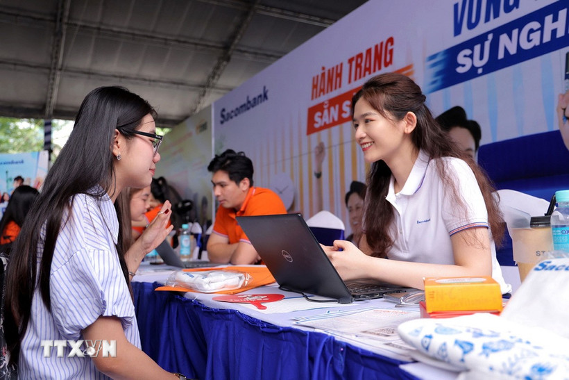 Đông đảo sinh viên, người lao động tìm kiếm việc làm tại ngày hội triển lãm công nghệ và tuyển dụng. (Ảnh: Thanh Vũ/TTXVN)