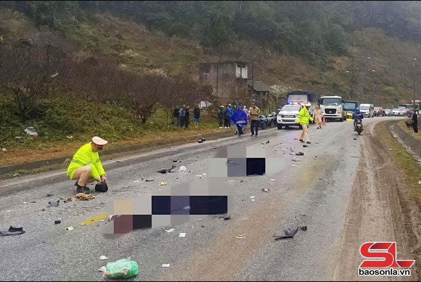 Lực lượng chức năng tiến hành điều tra vụ tai nạn giao thông. (Nguồn: báo Sơn La)