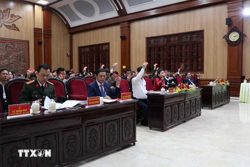 Các đại biểu biểu quyết thông qua Nghị quyết của kỳ họp. (Ảnh: Thanh Tuấn/TTXVN)