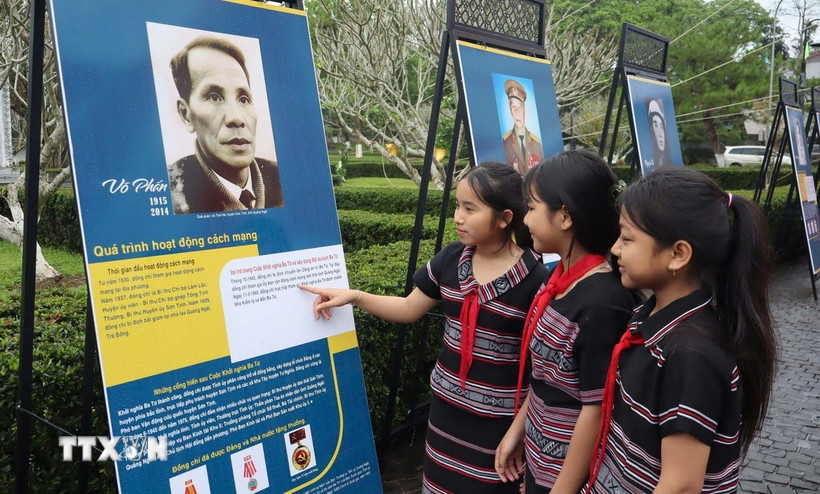 Học sinh tìm hiểu về Đội du kích Ba Tơ tại buổi trưng bày. (Ảnh: TTXVN phát)