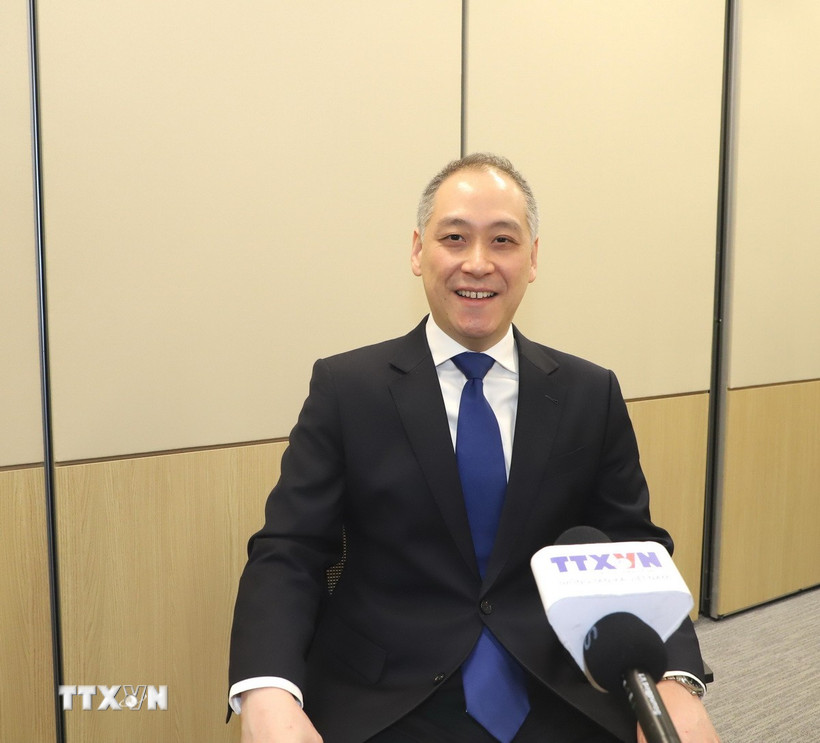 Ủy viên Hội đồng Lập pháp Hong Kong Lý Duy Hồng tại buổi phỏng vấn. (Ảnh: Xuân Vịnh/TTXVN)