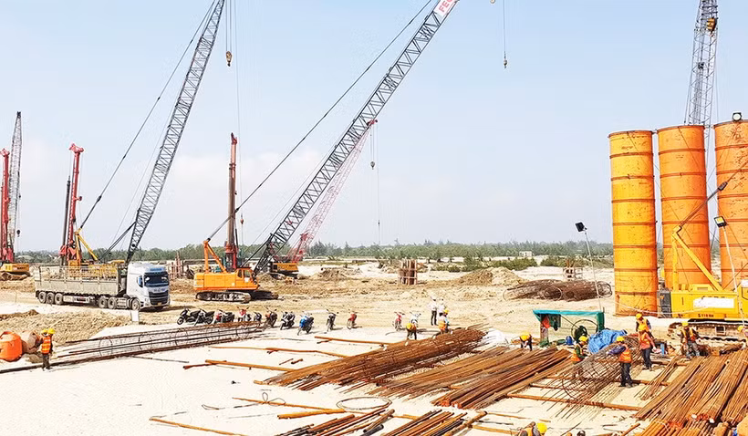 Không khí làm việc khẩn trương trên công trường xây dựng cảng Mỹ Thủy. (Nguồn: báo Quảng Trị)