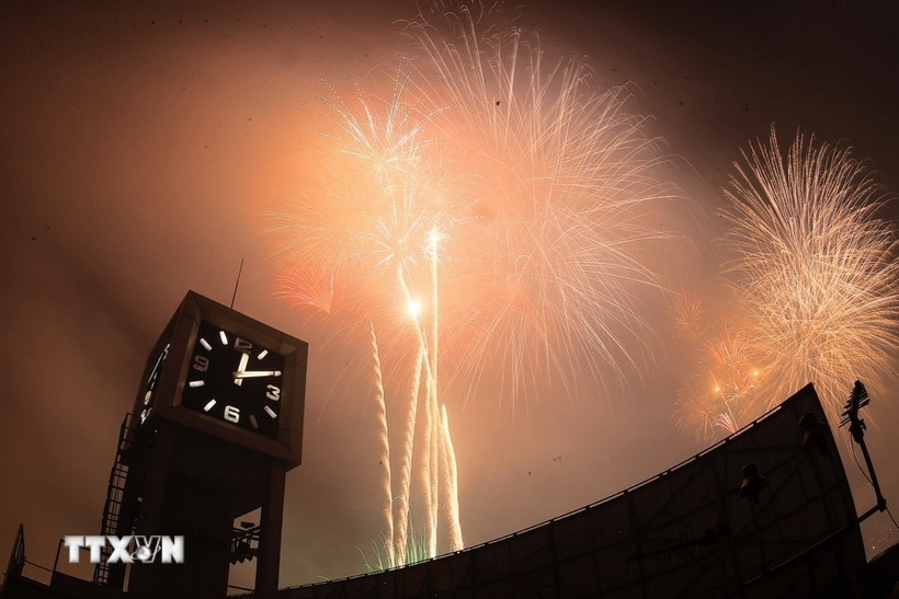 Màn pháo hoa rực rỡ trên bầu trời hồ Hoàn Kiếm, Hà Nội. (Ảnh: Minh Quyết/TTXVN)