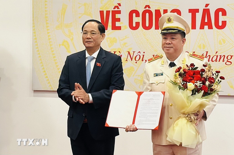 Phó Chủ tịch Quốc hội Trần Quang Phương trao Nghị quyết của Ủy ban Thường vụ Quốc hội phê chuẩn chức Phó Chủ nhiệm Ủy ban Quốc phòng, An ninh và Đối ngoại của Quốc hội khóa XV đối với Thiếu tướng Nguyễn Quốc Hùng. (Ảnh: Việt Đức/TTXVN)