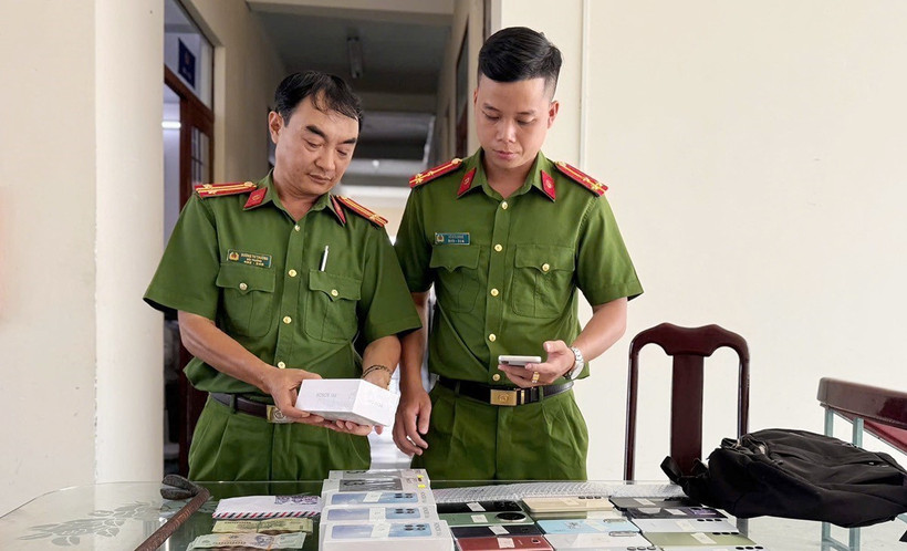 Cơ quan Công an thu giữ tang vật vụ án. (Ảnh: TTXVN phát)