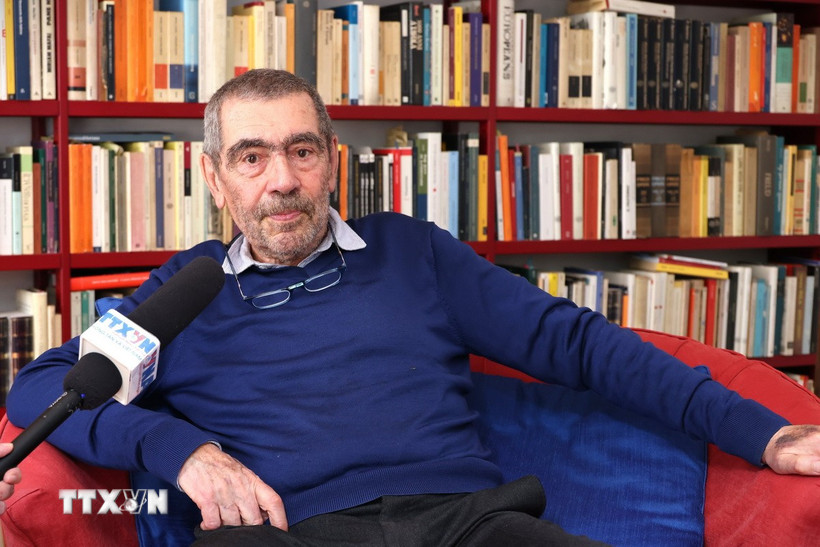 Nhà báo Massimo Loche trả lời phỏng vấn phóng viên TTXVN tại Rome. (Ảnh: Dương Hoa/TTXVN)