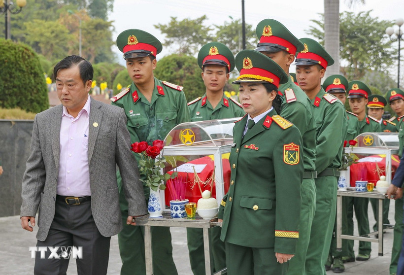 Đưa hài cốt các liệt sỹ về an táng tại Nghĩa trang Liệt sỹ Tông Khao, xã Thanh Nưa, huyện Điện Biên, tỉnh Điện Biên. (Ảnh: TTXVN phát)