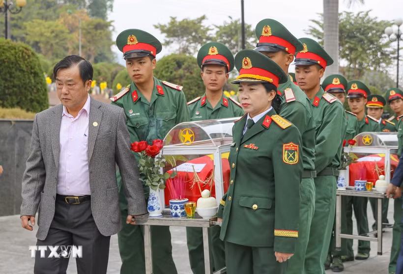 Đưa hài cốt các liệt sỹ về an táng tại Nghĩa trang Liệt sỹ Tông Khao, xã Thanh Nưa, huyện Điện Biên, tỉnh Điện Biên. (Ảnh: TTXVN phát)
