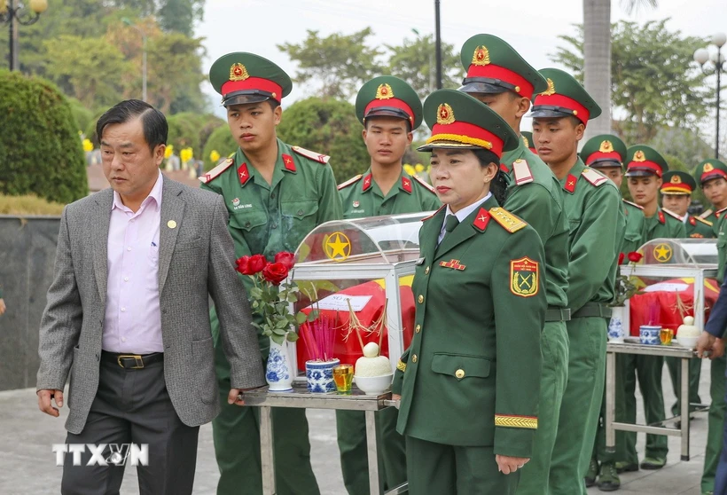 Đưa hài cốt các liệt sỹ về an táng tại Nghĩa trang Liệt sỹ Tông Khao, xã Thanh Nưa, huyện Điện Biên, tỉnh Điện Biên. (Ảnh: TTXVN phát)